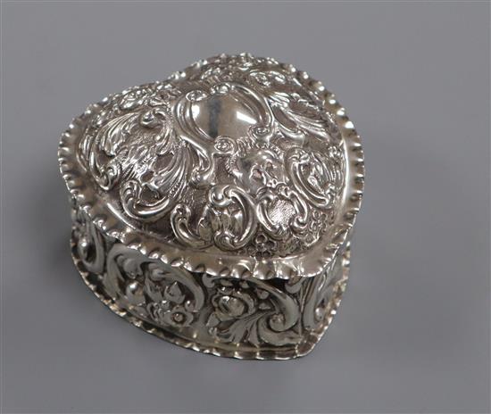 A late Victorian repousse silver heart shaped trinket box, William Hutton & Sons Ltd, London, 1896, 91mm.